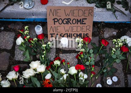 Schild nie wieder Pogrome, nie wieder Faschismus und abgelegt Rosen am Alten Leipziger Bahnhof in Erinnerung an die Novemberpogrome des NS-Regimes *** nie wieder Pogrome, nie wieder Faschismus-Zeichen und Rosen, die am Alten Leipziger Bahnhof in Erinnerung an die Novemberpogrome des NS-Regimes niedergelegt wurden Stockfoto