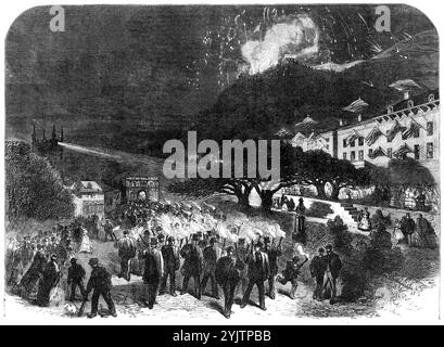 Rejoicings in Great Malvern, zu Ehren der Heirat von Earl Beauchamp, 1868. Die Hochzeit von Earl Beauchamp mit Lady Mary Stanhope... wurde mit viel festlichem Pomp gefeiert...[am] Madresfield Court... es wurden Vorkehrungen für ein Lagerfeuer auf einem Felsen getroffen, etwa auf halbem Weg den Hügel des Worcestershire Beacon hinauf... um sieben Uhr wurde eine Fackelprozession... am Eingang der Abtei gebildet und ging den Hügel hinauf zum Lagerfeuerfelsen hinauf...300 Fackeln einer eigenartigen Konstruktion wurden bereitgestellt, und die Wirkung dieser Prozession war ein sehr malerisches und ein sehr malerisches und ein effektives Zeichen des Meeres Stockfoto