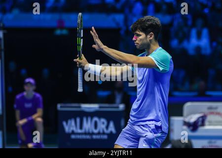 Turin, Italien. November 2024. Carlos Alcaraz aus Spanien gibt während des Gruppenspiels der Männer gegen Alexander Zverev aus Deutschland bei sechs vier Nitto ATP Finals 2024 in der Inalpi Arena Gesten aus. Credit: SOPA Images Limited/Alamy Live News Stockfoto