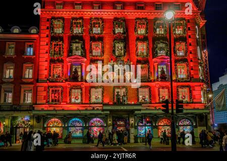 Fortnum & Mason Kaufhaus mit Weihnachtsdekoration, die dem Gebäude das Aussehen eines Adventskalenders verleiht. Piccadilly, London, UK Stockfoto