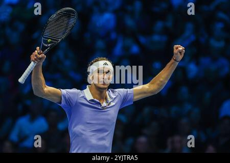 Turin, Italien. November 2024. Alexander Zverev aus Deutschland feiert während des Gruppenspiels der Männer gegen Carlos Alcaraz aus Spanien bei sechs vier Nitto ATP Finals 2024 in der Inalpi Arena Credit: SOPA Images Limited/Alamy Live News Stockfoto