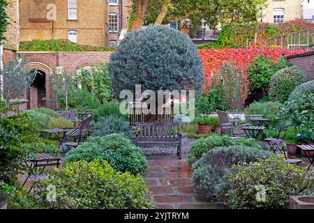 Die Priory Church of the Order of St John Gardens Garden im Oktober 2024 in Clerkenwell, London England, Großbritannien KATHY DEWITT Stockfoto