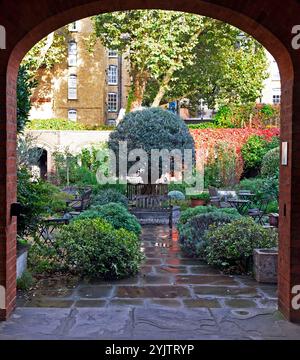 Die Priory Church of the Order of St John Gardens Garden im Oktober 2024 in Clerkenwell, London England, Großbritannien KATHY DEWITT Stockfoto