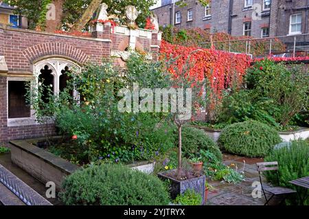 Die Priory Church of the Order of St John Gardens Garden im Oktober 2024 in Clerkenwell, London England, Großbritannien KATHY DEWITT Stockfoto