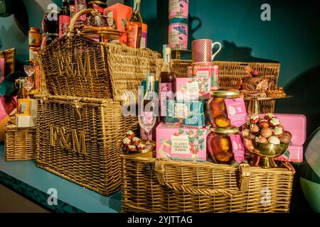 Fortnum & Mason weihnachtliche Hindernisse im Schaufenster des Ladens, Piccadilly, London, Großbritannien Stockfoto