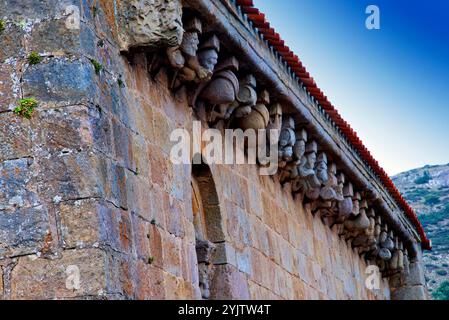 Romanische Stiftskirche Iglesia de San Pedro (12. Jahrhundert). Cervatos. Kantabrien. Spanien. Stockfoto