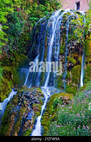 Wasserfall. Orbaneja del Castillo. Valle de Sedano. Provinz Burgos. Castilla y Leon. Spanien. Stockfoto