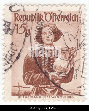 ÖSTERREICH - 1948. September 06: 15 groschenbraune Briefmarke mit Frauenbekleidung aus Lutzmannsburg, Dorf im Landkreis Oberpullendorf, Burgenland. Ein junges Mädchen mit einem bemalten Keramikkkrug Stockfoto