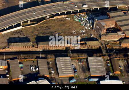 Aus der Vogelperspektive der Smethwick Glass Works of Chance Brothers in West Midlands mit M5 Autobahn und Spon Lane und Hartley Bridge 2003 Stockfoto