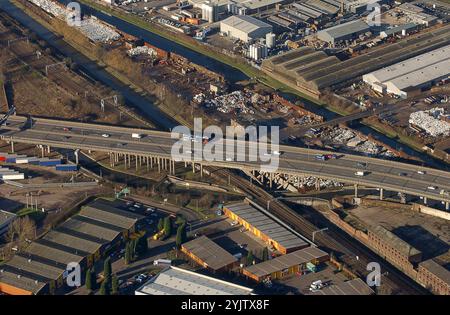 Aus der Vogelperspektive der Smethwick Glass Works of Chance Brothers in West Midlands mit M5 Autobahn und Spon Lane und Hartley Bridge 2003 Stockfoto