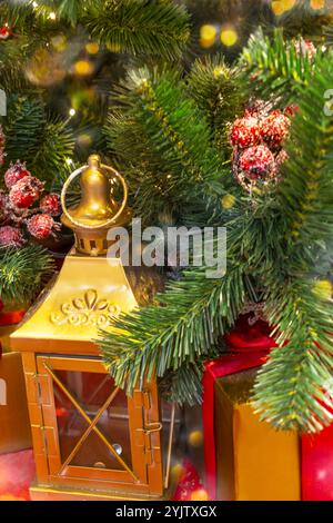 Goldene Laterne und Geschenke unter dem Weihnachtsbaum Stockfoto