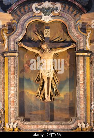 PAVIA, ITALIEN - 8. SEPTEMBER 2024: Die geschnitzte polychrome Kreuzigung in der Seitenkapelle der Kathedrale, entworfen von Lorenzo Cassani (1768). Stockfoto