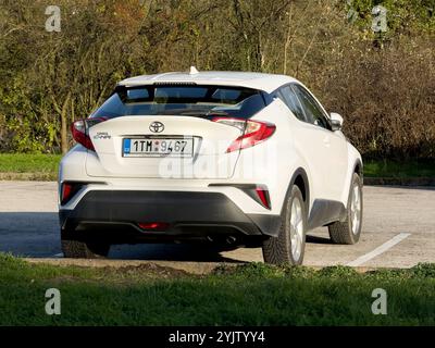 HAVIROV, TSCHECHIEN - 21. AUGUST 2023: Hinterbau der Toyota C-HR Hybrid-Kreuzung auf der Straße geparkt Stockfoto