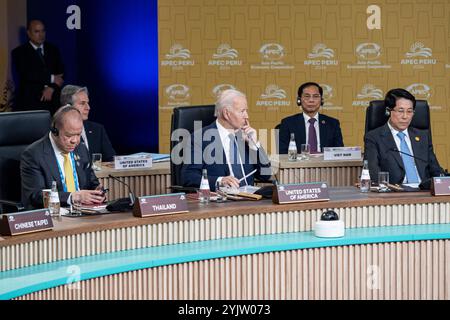 Lima, Peru. November 2024. Präsident Joe Biden nimmt am informellen Dialog der Staats- und Regierungschefs des Gipfels zur Wirtschaftszusammenarbeit Asien-Pazifik (APEC) auf dem APEC-Gipfel am Freitag, den 15. November 2024 in Lima, Peru, Teil. Foto über APEC Peru/UPI Credit: UPI/Alamy Live News Stockfoto