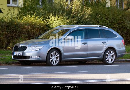 HAVIROV, TSCHECHIEN - 15. SEPTEMBER 2023: Skoda Superlative Combi 2. Generation Auto parkt auf der Straße Stockfoto