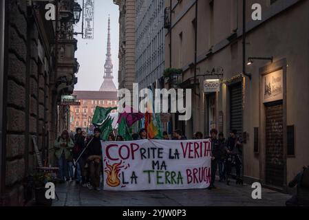 Torino, Italien. November 2024. Manifestazione COP29 Anni di Promesse ora fermate la crisi climatica. Torino, Italia - Venerdi 15 Novembre 2024 - Matteo SECCI/ Credit: LaPresse/Alamy Live News Stockfoto