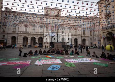 Torino, Italien. November 2024. Manifestazione COP29 Anni di Promesse ora fermate la crisi climatica. Torino, Italia - Venerdi 15 Novembre 2024 - Matteo SECCI/ Credit: LaPresse/Alamy Live News Stockfoto