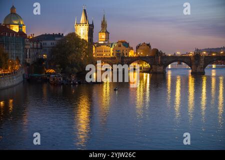 Abend in Prag Karlsbrücke Reflexion Stockfoto