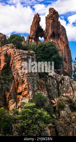 Insel Korsika, Frankreich. Atemberaubende rote Felsen von Calanques de Piana. Stein mit Herzform. Einzigartige Formationen und Nationalpark Stockfoto