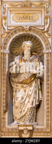 PAVIA, ITALIEN - 8. SEPTEMBER 2024: Statue des Propheten Daniel in der Kirche Chiesa di Santa Maria di Canepanova von unbekanntem Barockkünstler. Stockfoto