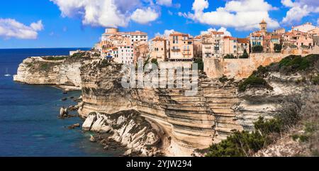 Korsika Insel, Bonifacio - wunderschöne Küstenstadt im Süden. Panoramablick auf Häuser, die über Felsen hängen. Frankreich Stockfoto