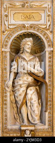 PAVIA, ITALIEN - 8. SEPTEMBER 2024: Statue des Propheten Jesaja in der Kirche Chiesa di Santa Maria di Canepanova von unbekanntem Barockkünstler. Stockfoto