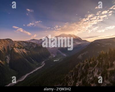 Mount Rainier White River Sonnenuntergang Wolkenlandschaft Stockfoto