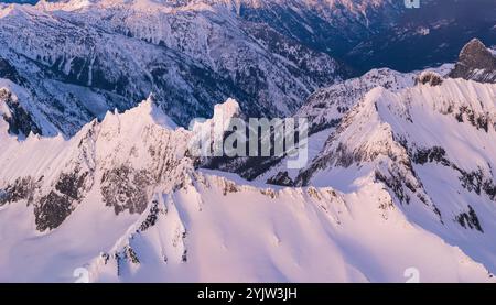 Nordwest Winter in den North Cascades zerklüftete Spire Peak Schneefelder Licht und Schatten und Winter Schneedecke und weiches Licht dramatische Natur Stockfoto