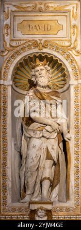 PAVIA, ITALIEN - 8. SEPTEMBER 2024: Die Statue des Königs David in der Kirche Chiesa di Santa Maria di Canepanova von unbekanntem Barockkünstler. Stockfoto