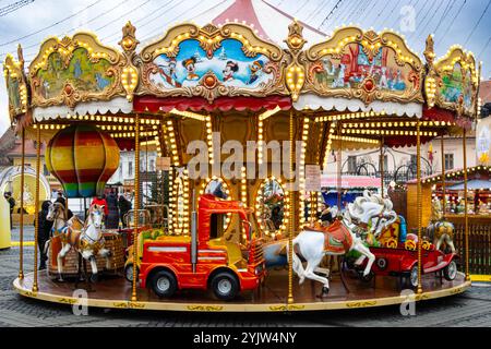 Karussell auf dem Weihnachtsmarkt in Sibiu, Rumänien Stockfoto