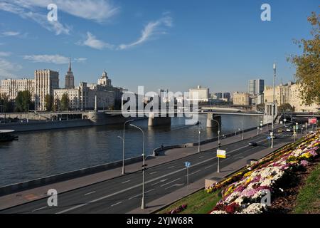 Blick auf den Uferdamm des Moskauer Flusses Stockfoto