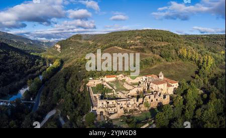 Kloster Santa Maria de Rioseco, Blick auf das Kloster und seine Umgebung, Manzanedo-Tal, Kastilien und Leon, Spanien Stockfoto