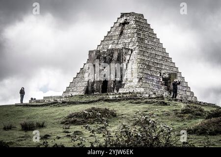 Pyramide der Italiener, 1937, Mausoleum, erbaut von Francisco Franco nach der Schlacht von Santander, Provinz Burgos, Puerto del Escudo, Spanien Stockfoto