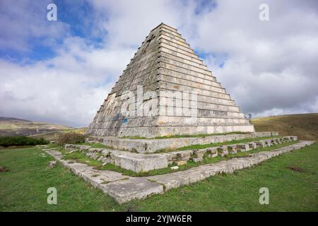 Pyramide der Italiener, 1937, Mausoleum, erbaut von Francisco Franco nach der Schlacht von Santander, Provinz Burgos, Puerto del Escudo, Spanien Stockfoto