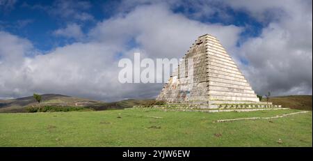 Pyramide der Italiener, 1937, Mausoleum, erbaut von Francisco Franco nach der Schlacht von Santander, Provinz Burgos, Puerto del Escudo, Spanien Stockfoto