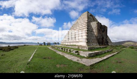 Pyramide der Italiener, 1937, Mausoleum, erbaut von Francisco Franco nach der Schlacht von Santander, Provinz Burgos, Puerto del Escudo, Spanien Stockfoto