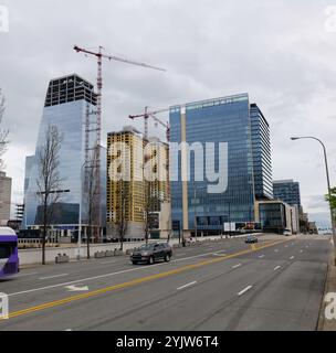 NASHVILLE, TN - 15. März 2024: Broadway Street in Nashville, Tennessee, und Neubau in der Innenstadt. Stockfoto