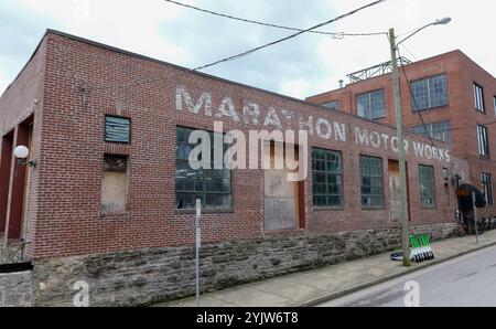 NASHVILLE, TN - 15. März 2024, historisches Backsteingebäude von Marathon Motor Works, dem ersten Automobilhersteller in Tennessee. Stockfoto