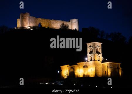 Nächtlicher Blick auf das Kloster Santa María la Real und das Schloss von Aguilar de Campoo, Palencia, Autonome Gemeinschaft Castilla y León, Spanien Stockfoto