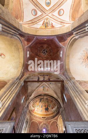 PAVIA, ITALIEN - 8. SEPTEMBER 2024: Kuppel und Decke der Kirche Basilica di San Michaele Maggiore Stockfoto