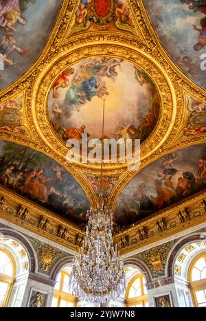 Die Decke und der Kronleuchter in den Grand Apartments im Palast von Versialles, Frankreich Stockfoto