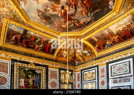 Die Decke und der Kronleuchter im Wachzimmer der Königin im Palast von Versialles, Frankreich Stockfoto