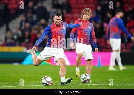 Der kroatische Mateo Kovacic (links) und Luka Modric bereiten sich vor dem Spiel der Gruppe A1 der UEFA Nations League in Hampden Park, Glasgow, auf. Bilddatum: Freitag, 15. November 2024. Stockfoto