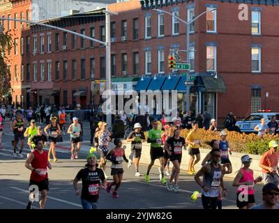 Läufer beim New York City Marathon auf der 4th Avenue in Brooklyn, etwa um die siebte Meile zu Beginn des Rennens. Stockfoto