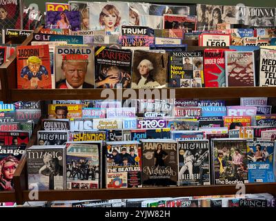 Zeitschriftenständer in Barnes and Noble in Brooklyn, New York. Stockfoto