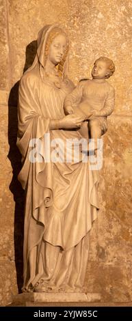 PAVIA, ITALIEN - 8. SEPTEMBER 2024: Die Marmorstatue der Madonna in der Kirche Basilica di San Michaele Maggiore von unbekanntem Bildhauer Toscans Stockfoto