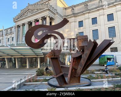 „Früher oder später“, eine Skulptur des Künstlers Mark di Suvero vor dem Brooklyn Museum, die Ende 2024 errichtet wurde. Stockfoto