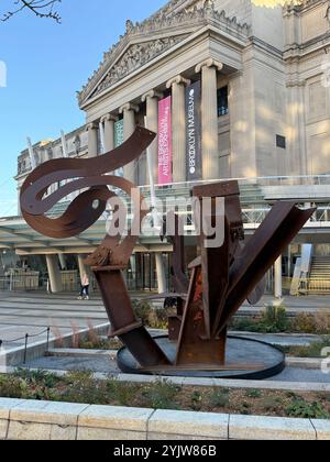 „Früher oder später“, eine Skulptur des Künstlers Mark di Suvero vor dem Brooklyn Museum, die Ende 2024 errichtet wurde. Stockfoto