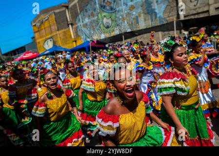 Afro-kolumbianische Frauen, die traditionelle Cumbia-Outfits tragen, tanzen die Cumbia während der Parade des Karnevals in Barranquilla, Kolumbien. Stockfoto