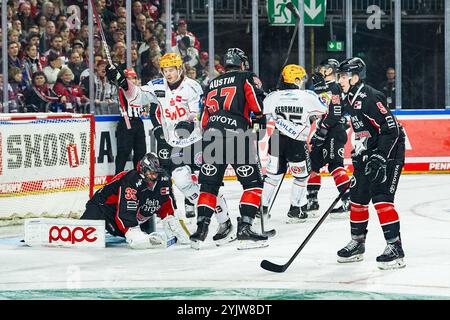 Deutschland. November 2024. Eishockey Penny-DEL 16.Spieltag Koelner Haie - Pinguins Bremerhaven am 15.11.2024 in der Lanxess Arena in Köln Bremerhavens Spieler bejubeln den Treffer zum 0:1 - Torschuetze Fabian Herrmann ( Bremerhaven ), 3. Von rechts Gemaess den Vorgaben der DEL Deutsche Eishockey Liga ist die Publikation und Weiterverwertung der Aufnahmen in elektronischen Medien und Endgeraeten aller Art waehrend des laufenden Spiels nicht zulaessig. Foto: Revierfoto Credit: ddp Media GmbH/Alamy Live News Stockfoto